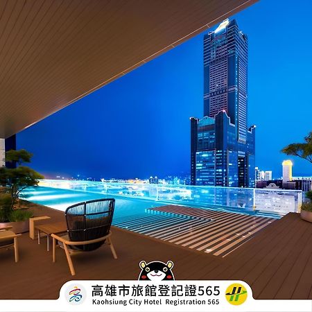 Tai Urban Resort 카오슝 외부 사진 The pool at the rooftop of the hotel
