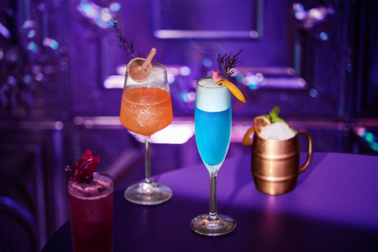 Tai Urban Resort 카오슝 외부 사진 Cocktails at the bar